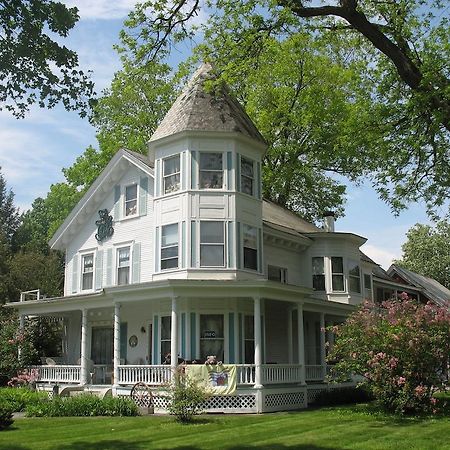 Hugging Bear Inn Bellows Falls Exterior foto