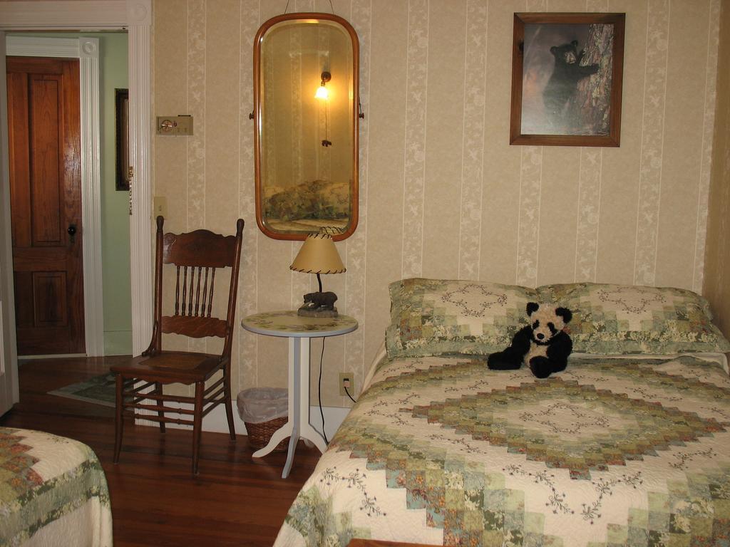 Hugging Bear Inn Bellows Falls Exterior foto