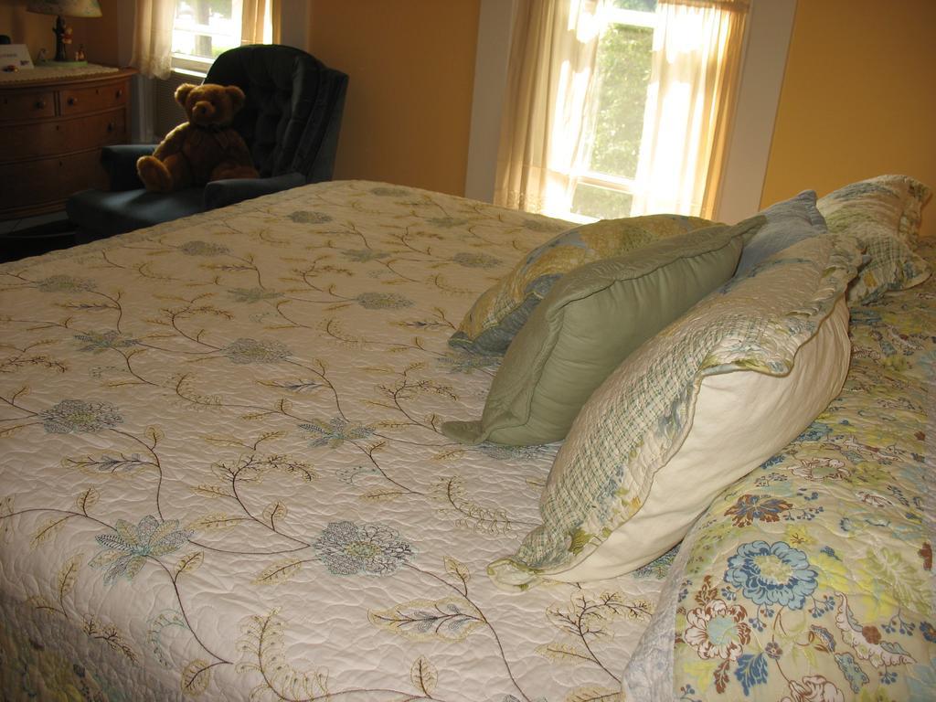 Hugging Bear Inn Bellows Falls Exterior foto