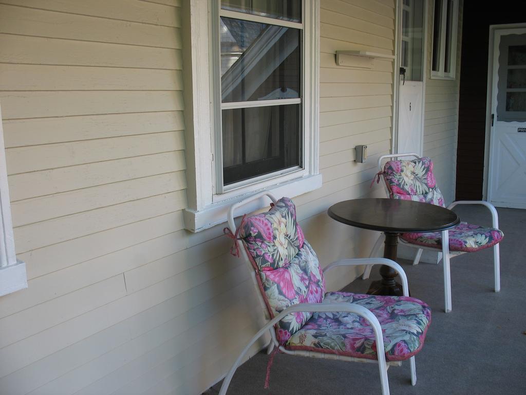 Hugging Bear Inn Bellows Falls Exterior foto