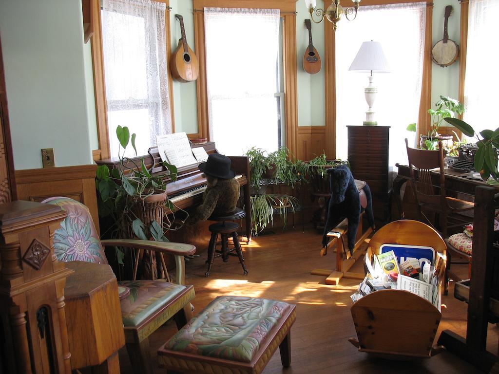 Hugging Bear Inn Bellows Falls Exterior foto